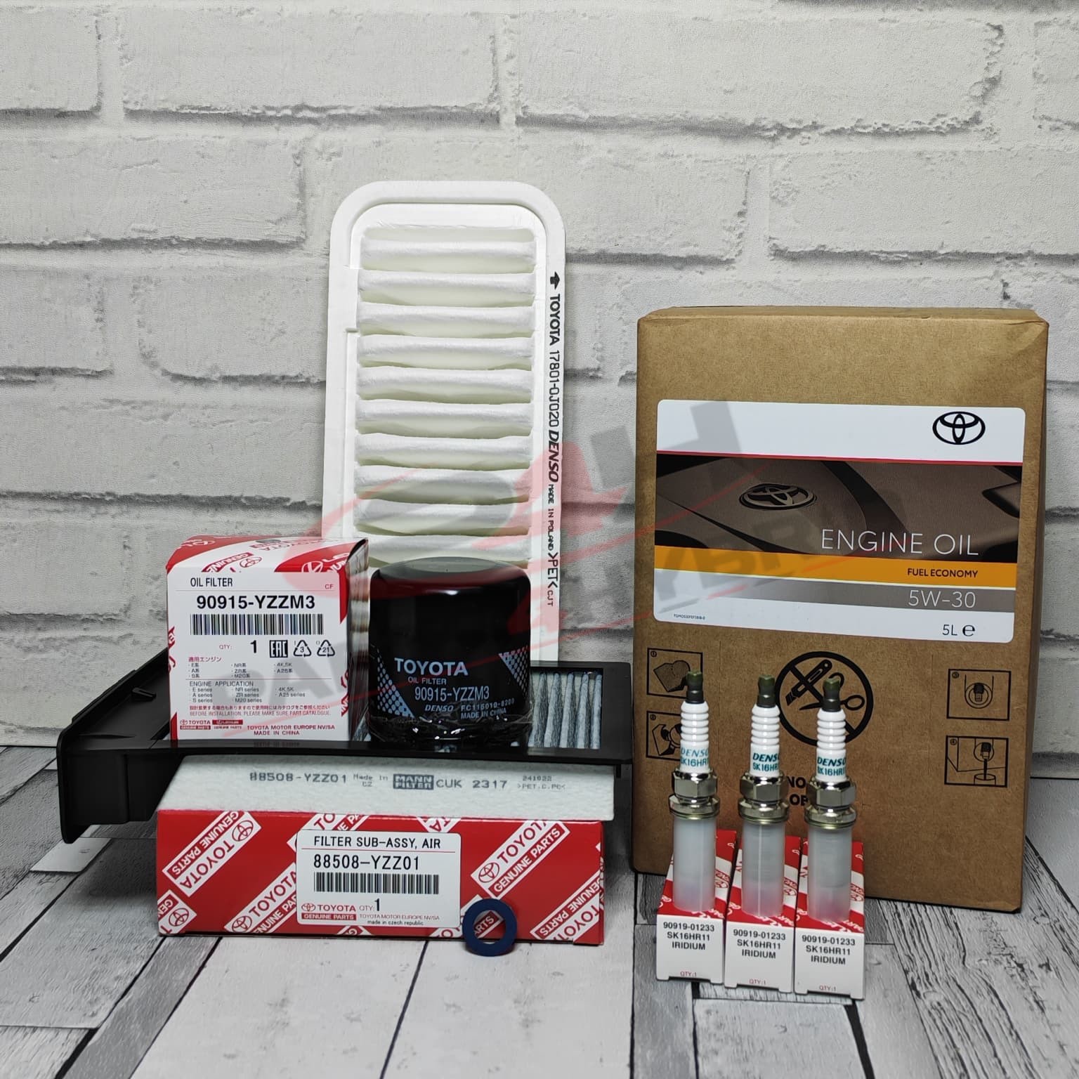 Toyota Aygo Service Kit KGB10 2005 TO 2014 Genuine 5W30 Oil Spark Plug & Filters
